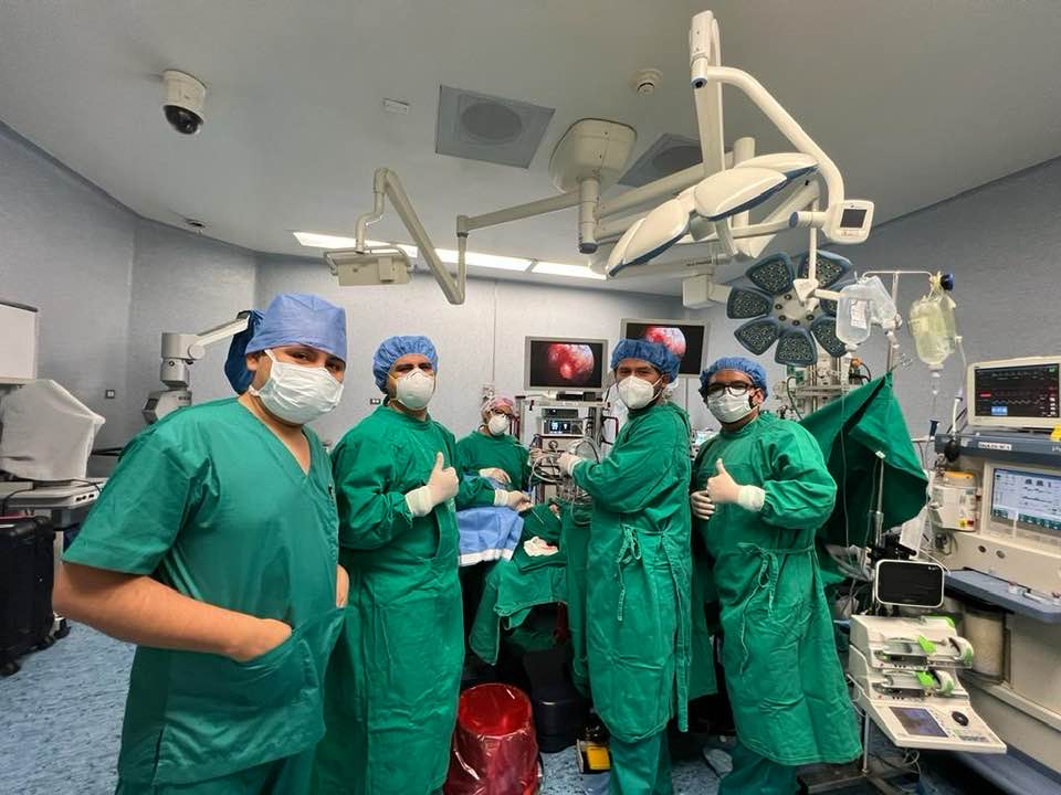 El equipo quirúrgico en sala de operaciones