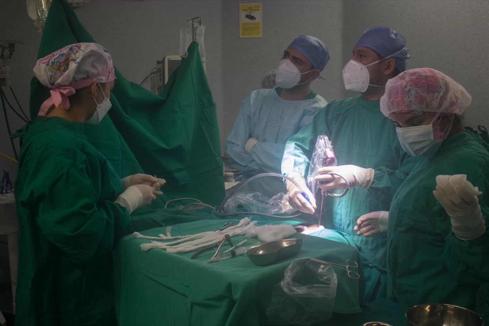 Cirugía endoscópica nasal en sala de operaciones