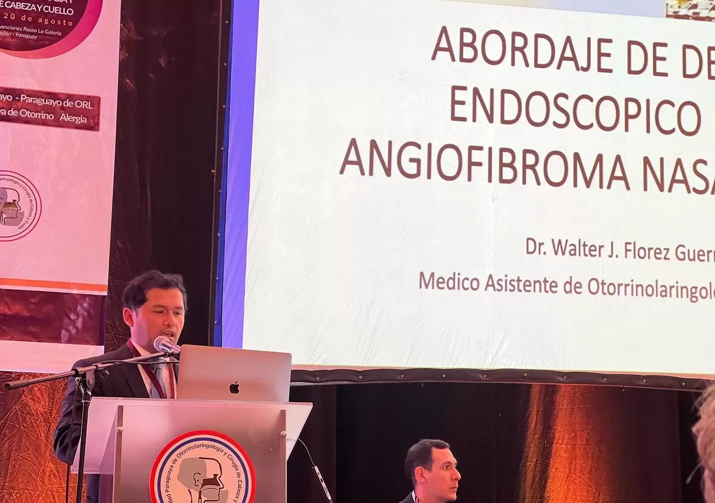 El Dr. Walter Florez Guerra expone sobre el abordaje endoscópico del angiofibroma nasal