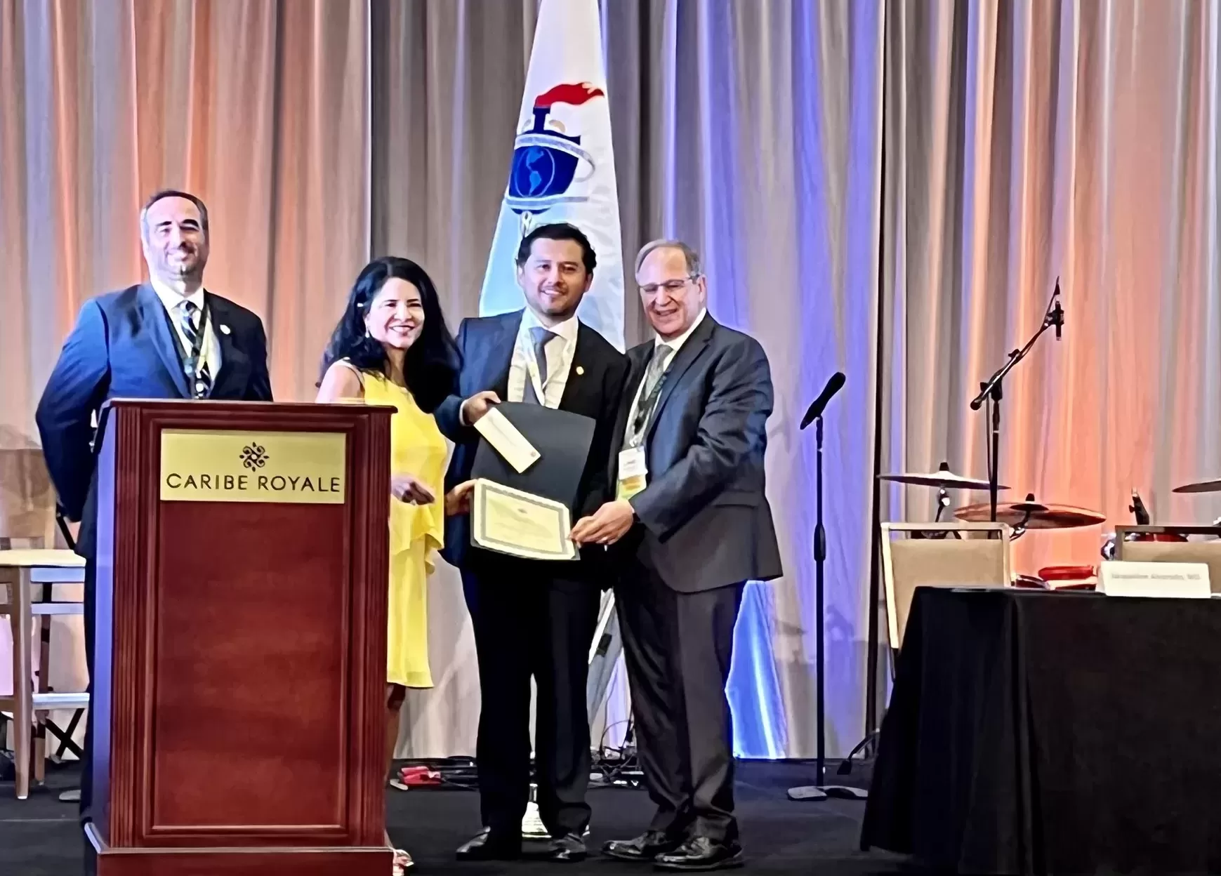 El Dr. Walter Florez Guerra recibe un reconocimiento en Miami