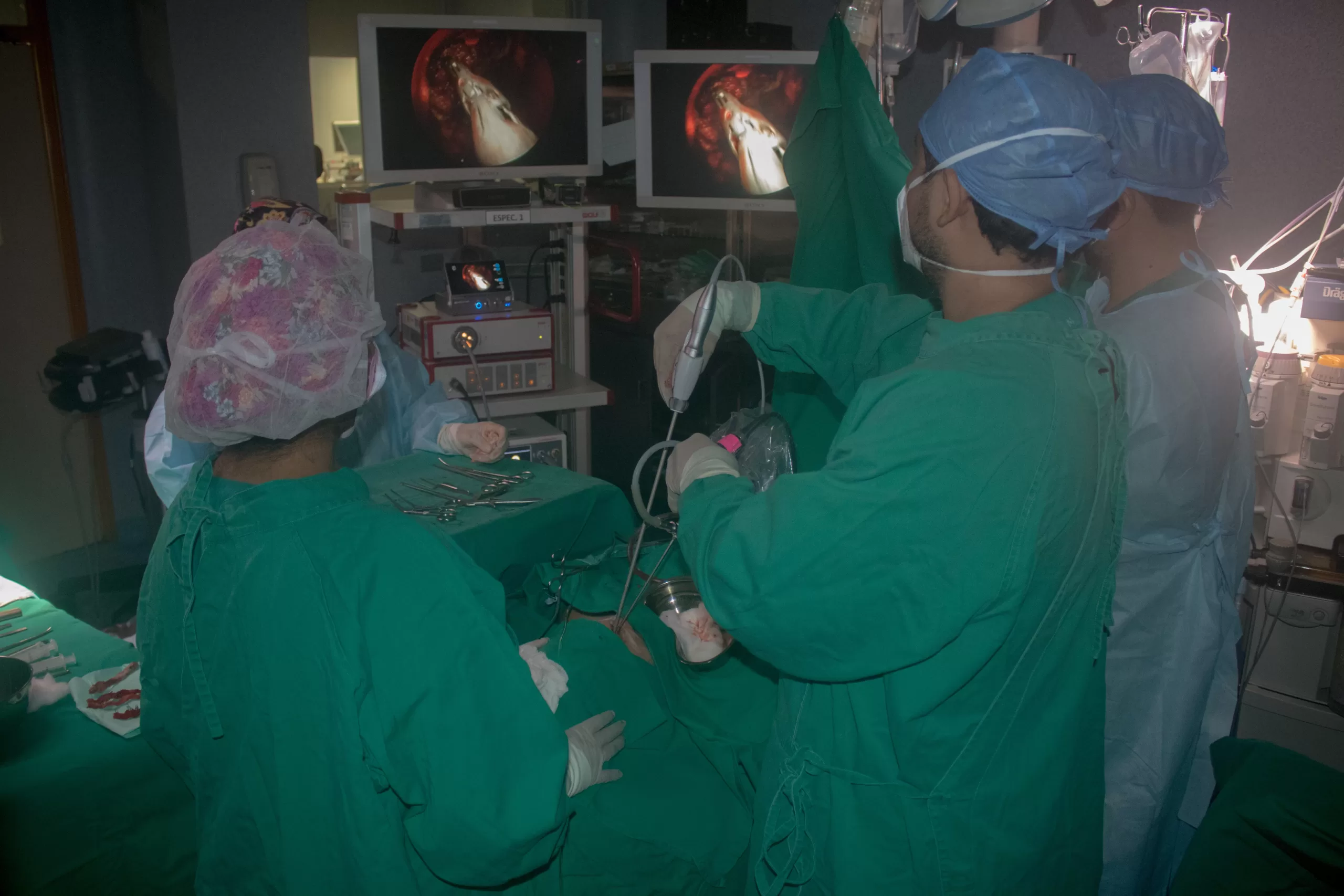 Cirugía endoscópica nasosinusal en sala de operaciones