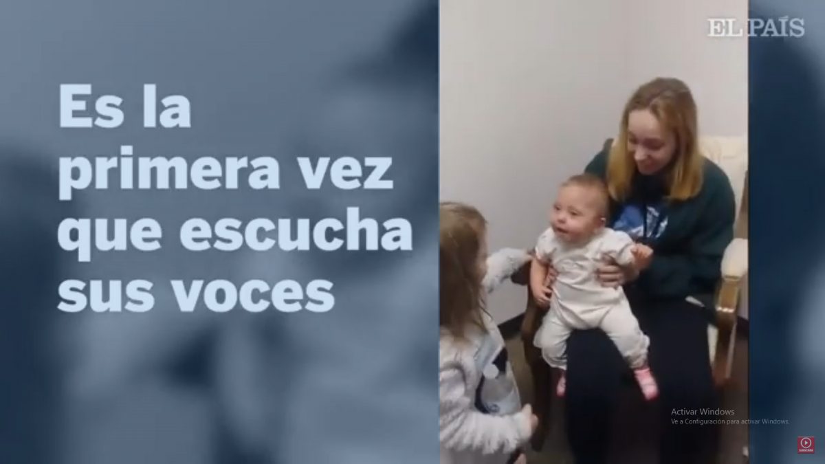 La conmovedora reacción de un bebé al probar sus primeros audífonos