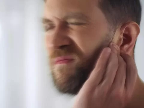 SORDERA SUBITA, DISMINUCION AUDITIVA, TINITUS